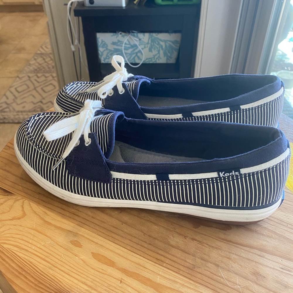 Size 8.5 Navy and White Slip-on Keds